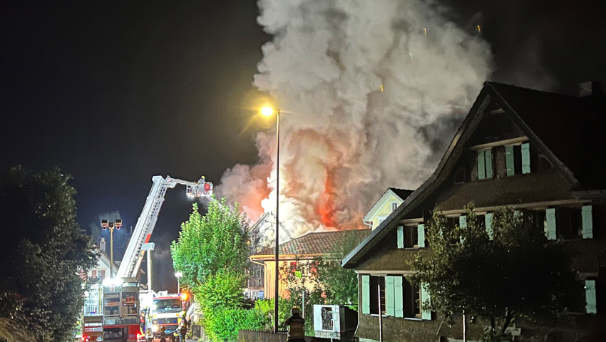 Die Feuerwehr baute eine Wassertransportleitung aus dem mehr als einen Kilometer entfernten Kirchberg.