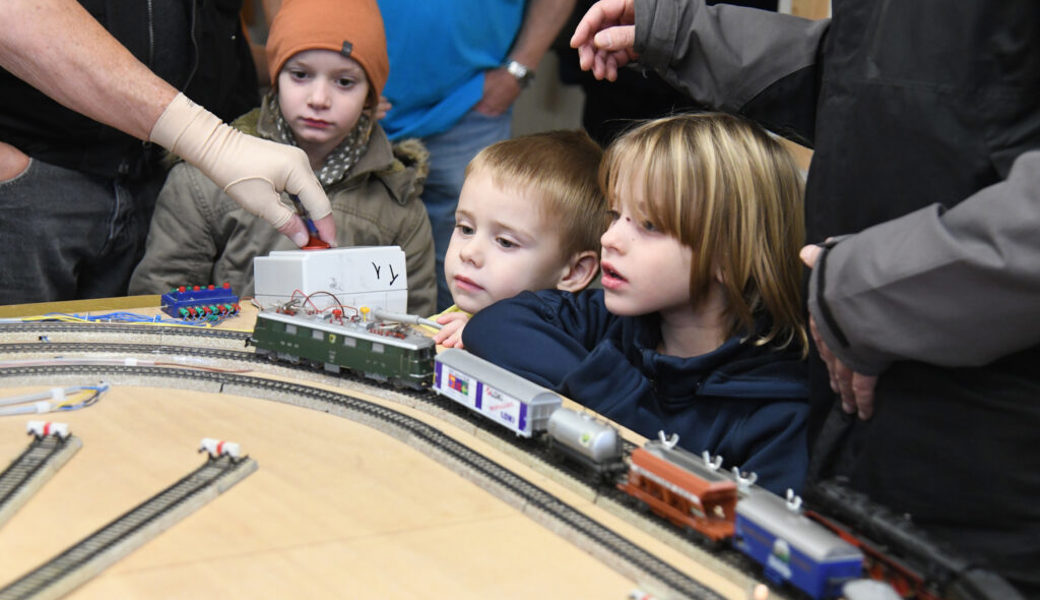  Im Nebenraum war eine kleine Eisenbahnanlage für die Kinder eingerichtet. 