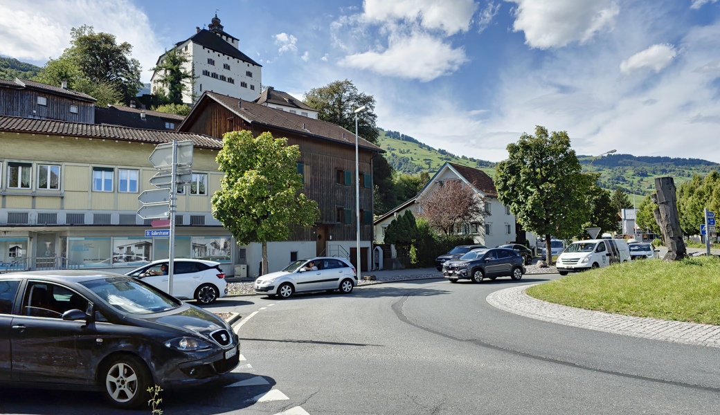 Viel Verkehr: Wegen der Baustelle am Werdenbergersee stauen sich die Autos aus Richtung Grabs bis hinter den Kreisel beim Landgasthof zurück. Ungünstig, wenn die Leute in dieser Situation in den Kreisel fahren - sie blockieren ihn auf diese Weise.  (Werdenberg,  21.9.2023)