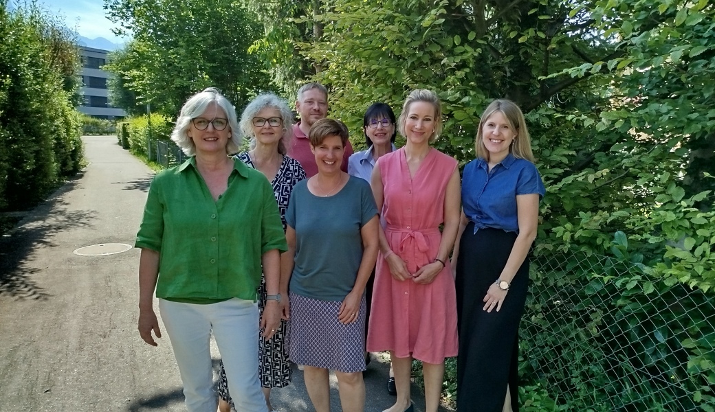 Gemeinsam weiter auf dem Weg: Sabina Mannhart (frisch pensionierte Stellenleiterin) mit dem Team der Kinder- und Jugendhilfe Sargans – Anita Pfister, Marco Broggini, Andrea Marthy, Marlies Frick, Rahel Hofer (neue Stellenleiterin) und Angela Vesti (von links).