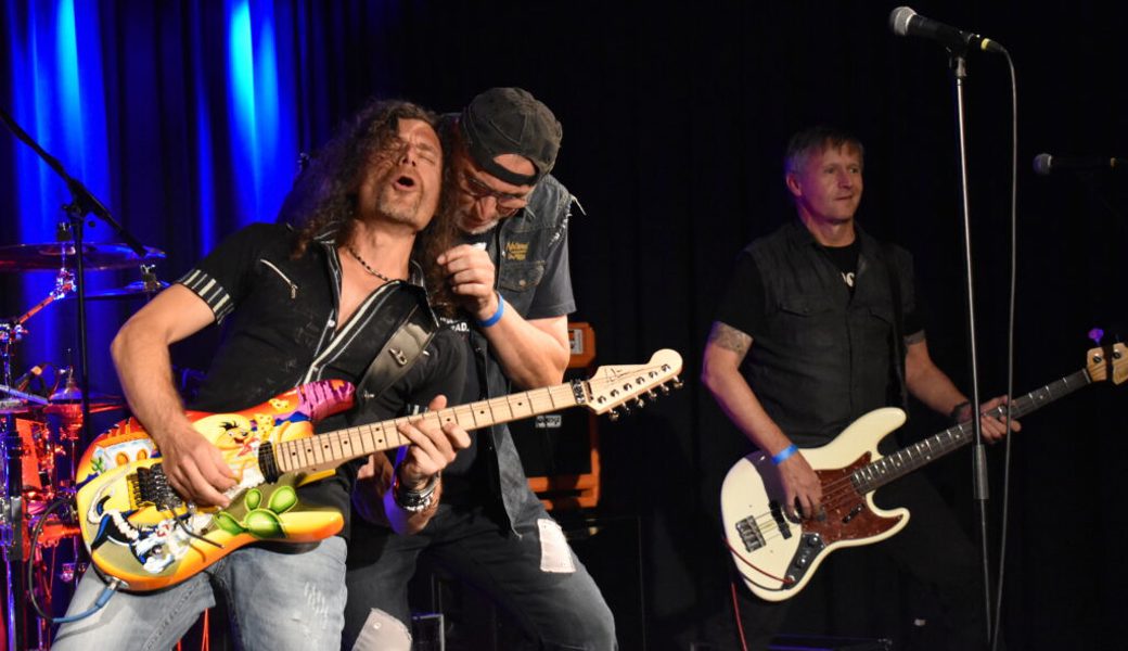  Rockfans kamen beim Konzert von Bad to the Bone im Fabriggli in Buchs auf ihre Kosten. 