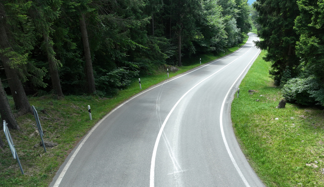 Hier in dieser leichten Kurve verlor der Fahrer die Kontrolle über seinen Töff und fuhr geradeaus.