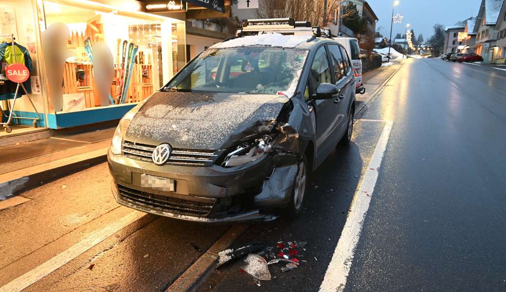 Fahrunfähig parkiertes Auto gerammt