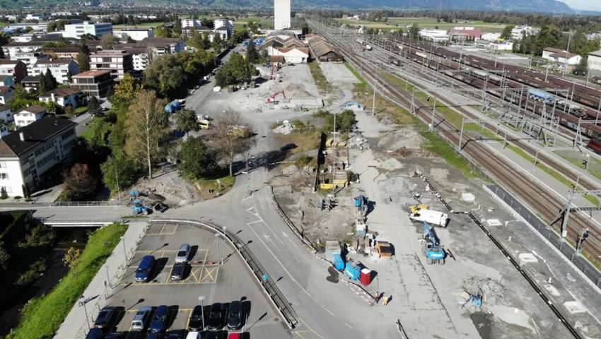  Auf diesem Areal nördlich des Buchser Bahnhofs, zwischen den Gleisanlagen und dem Gewässerraum des Giessens, ist die Überbauung Rheincity geplant. 