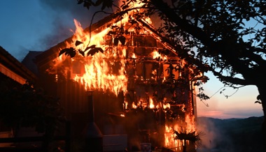 Einfamilienhaus in Vollbrand - Bewohnende ausser Gefahr