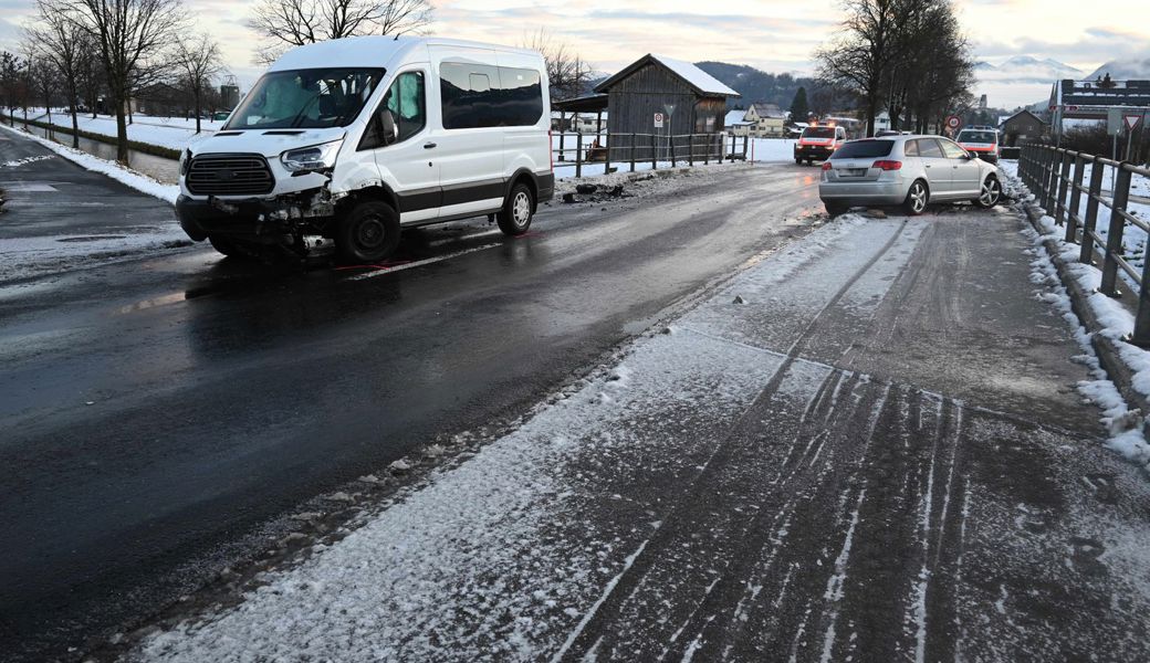 Die Frontalkollision ist glimpflich abgelaufen: Der 25-jährige Automobilist kam mit leichten Verletzungen davon, die Insassen des Schulbusses blieben unverletzt. Kapo