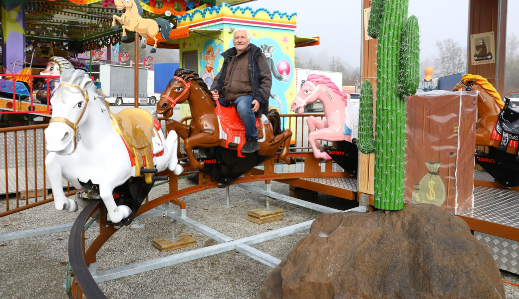 Rodolfo Langjahr ist erstmals mit elektrischen Ponys am Buchser Jahrmarkt. 