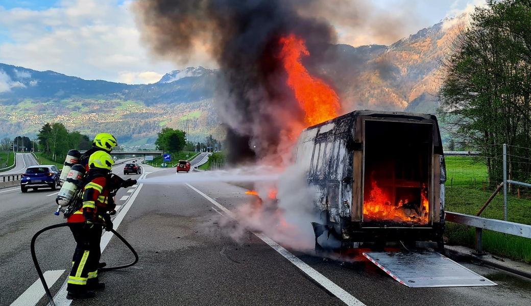 Der Lieferwagen erlitt Totalschaden.