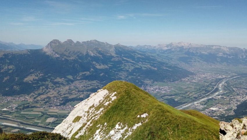  Blick von den Liechtensteiner Bergen auf das Werdenberg, wo drei Gemeinden 2021 eine Nettoschuld pro Kopf der Bevölkerung auswiesen. 