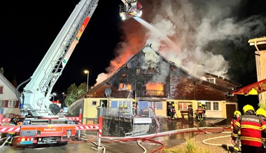 Mehrfamilienhaus brennt komplett aus – Leichnam im Brandschutt entdeckt