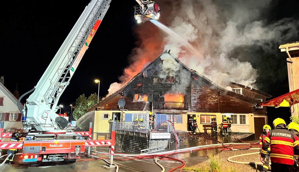 Beim Eintreffen der Rettungskräfte stand die Liegenschaft bereits im Vollbrand. 