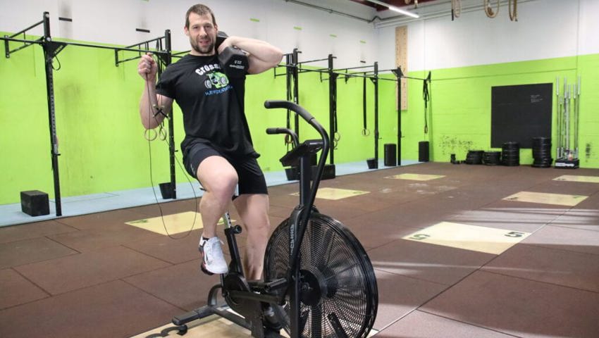  Hanteln heben, Seilspringen und Radfahren: Tobias Zogg demonstriert die Vielseitigkeit von Crossfit. 