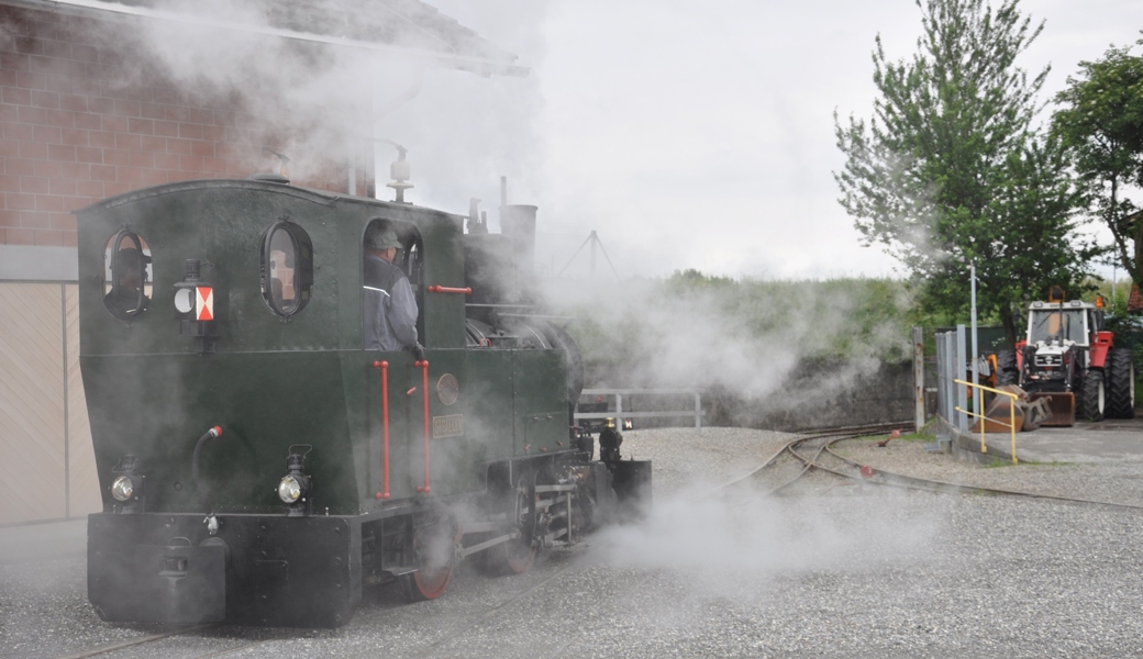 Die dampfende Lokomotive ist ein Hingucker, nicht nur für Zuggäste, sondern auch für Passanten. 