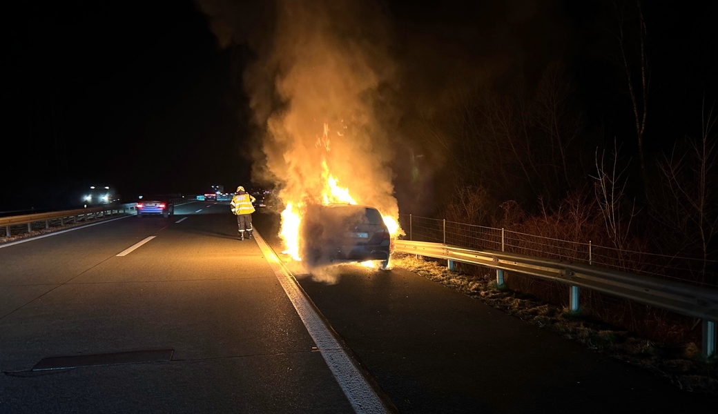 Das Auto brannte komplett aus.