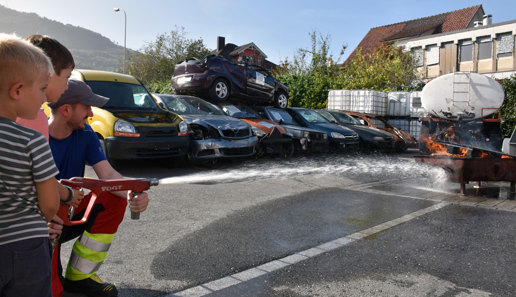 Jedes Kind durfte sich am Feuerwehrschlauch versuchen.