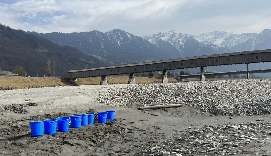 Sand aus dem Rhein: Zwei Künstlerinnen realisieren ein Projekt auf der Alten Rheinbrücke Sevelen-Vaduz.