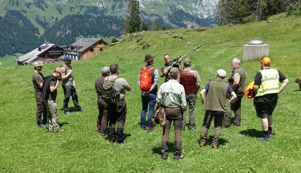  Wildhüter Rolf Wildhaber erklärt mit Nachdruck die Wichtigkeit eines Jagdleiters. 