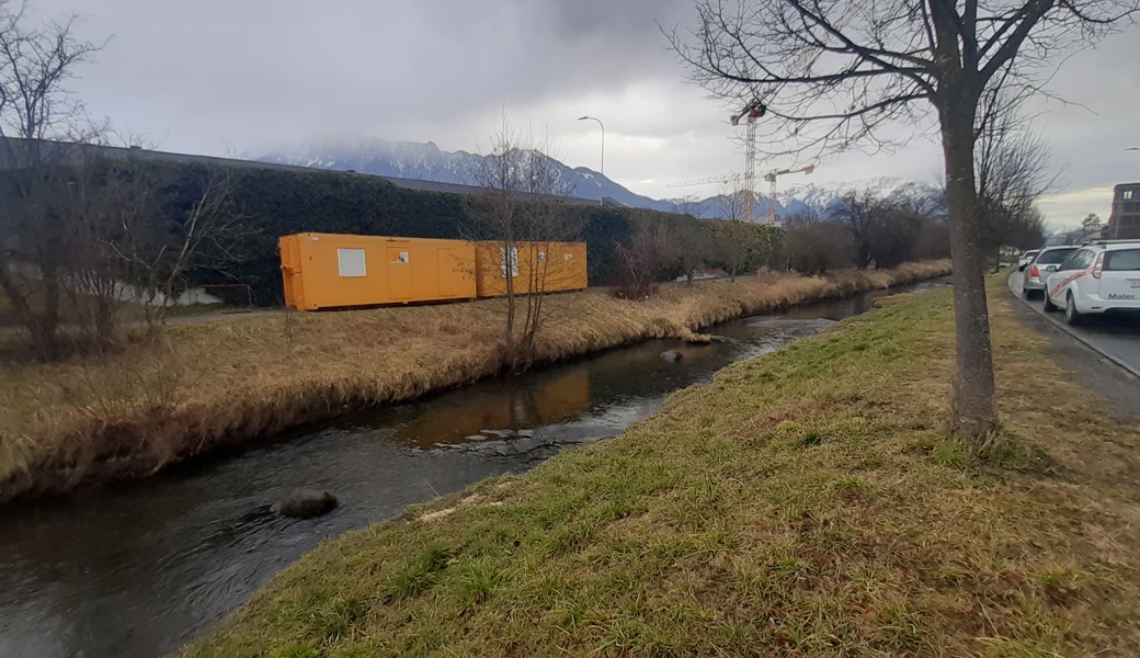 Die Baucontainer zeigen es an: Die Umgestaltung am Giessenweglein wird umgesetzt