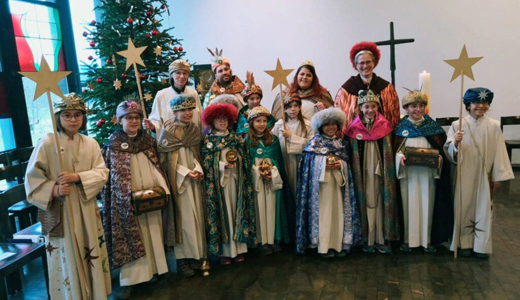  Die kleinen und grossen Sennwalder Sternsinger: «Mir bringend hüt en Säge mit vo Gott, wo üs beschenkt. Sin Sohn, wo arm i de Chrippe liit, isch Liecht i däre dunkla Welt.» 