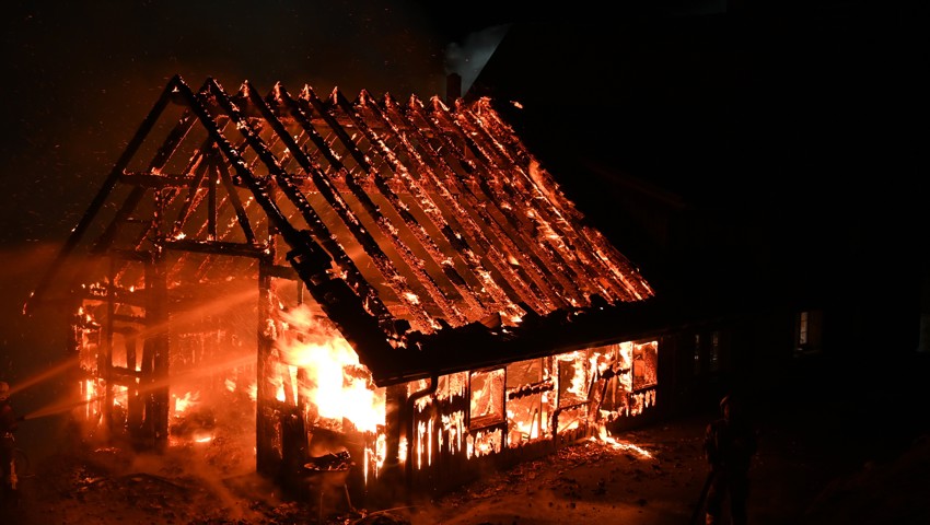 Die Scheune stand bei Ankunft der Einsatzkräfte bereits in Vollbrand.