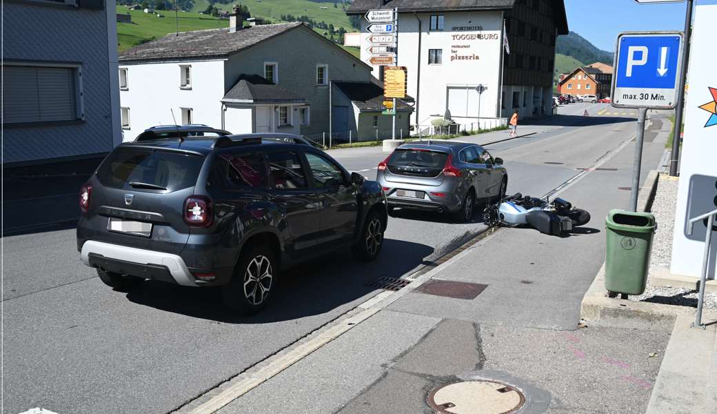 Der Unfalllenker konnte zwar eine Frontalkollision verhindern, stürzte aber trotzdem.