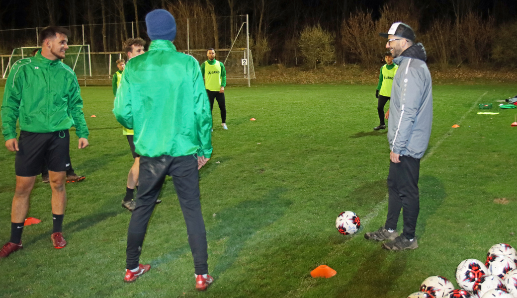 Die erste Mannschaft des FC Buchs trainierte in der Winterpause hart für eine erfolgreiche Rückrunde. Doch Zeit zum Scherzen mit den Spielern fand Trainer Gerardo Clemente (rechts) nach wie vor.