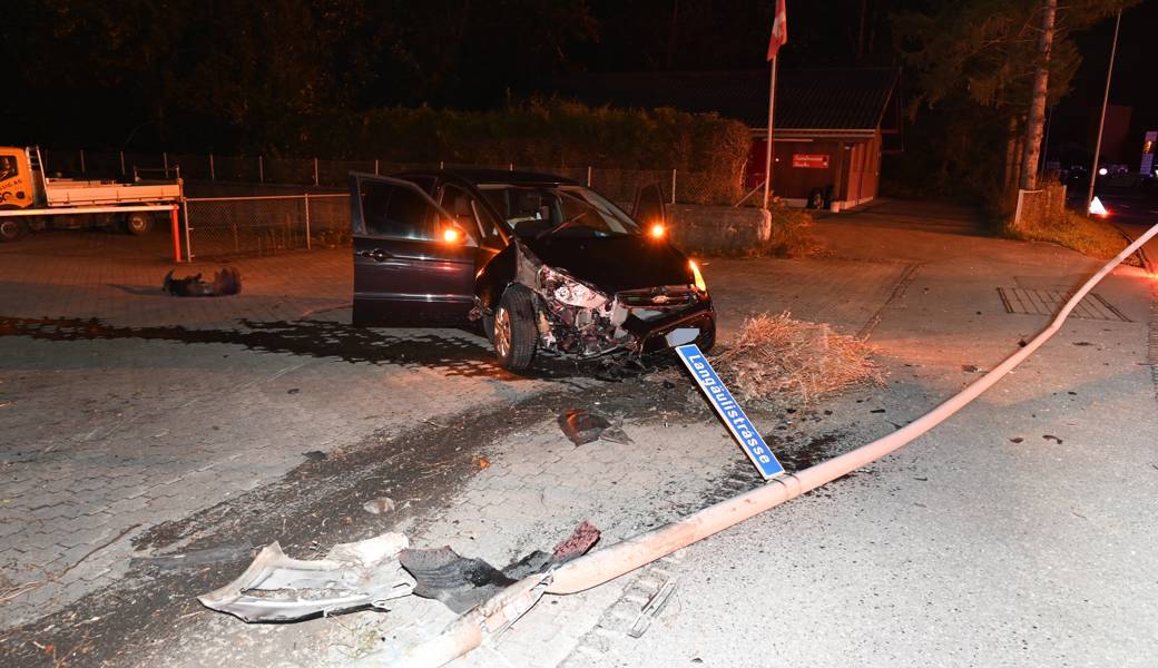 Betrunkener Autofahrer fährt Kandelaber zu Boden