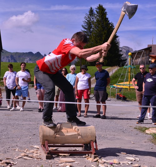 Samuel Kläger führt im Oberdorf die Disziplin Underhand Chop vor.