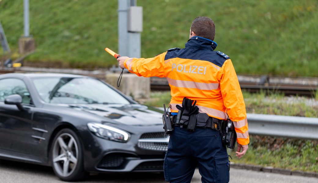 Lärm und fahrunfähig: Unkooperativen Autofahrer bei Polizeikontrolle festgenommen