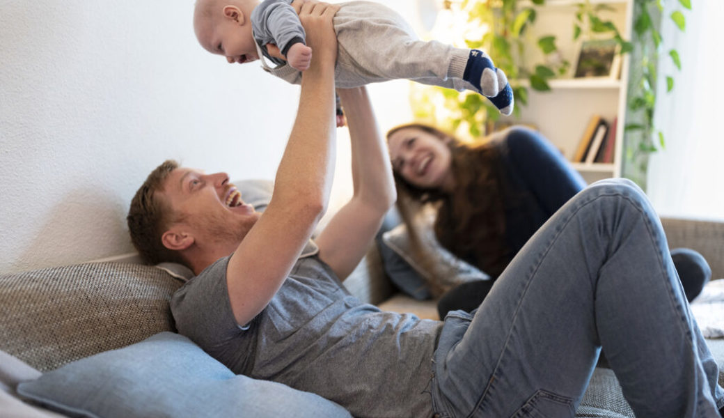  Ein Vater spielt mit seinem Baby. 