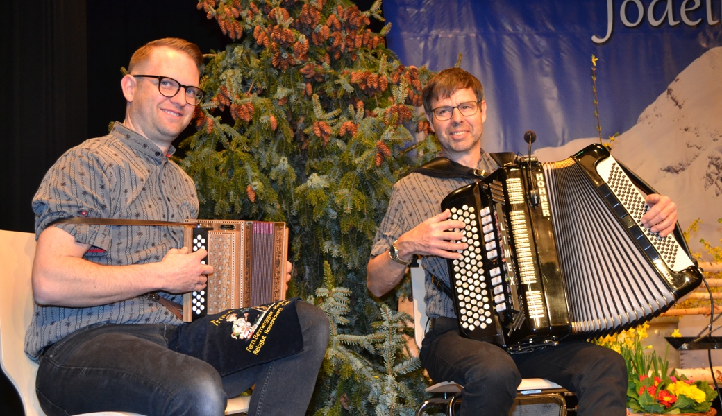 Das Duo Andi und Reno sorgt für musikalische Unterhaltung im Seveler Gemeindesaal.