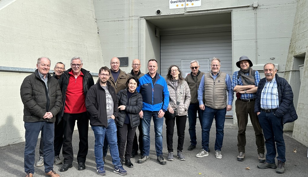 Die historisch interessierte Gruppe vor dem Zugang zur Festung aus der Zeit des Zweiten Weltkriegs.