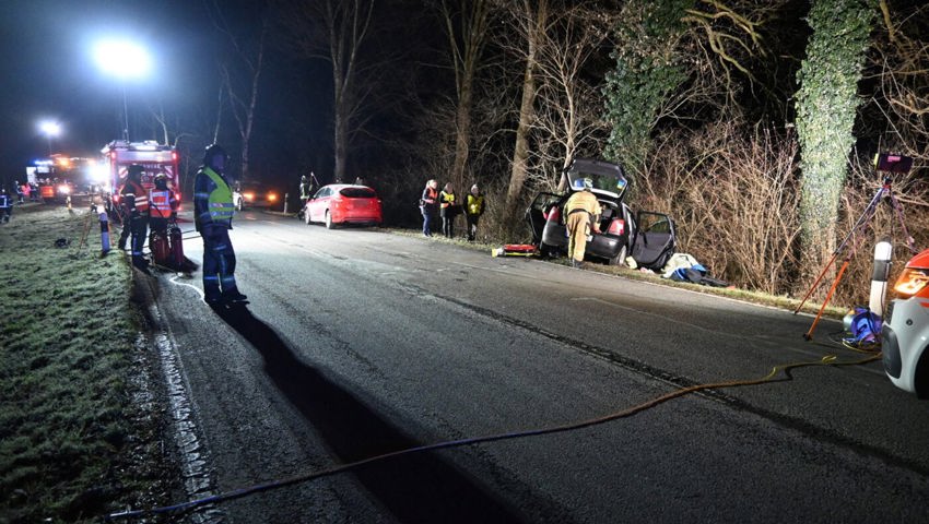  Die Feuerwehren mussten den Mann aus dem Auto bergen. 