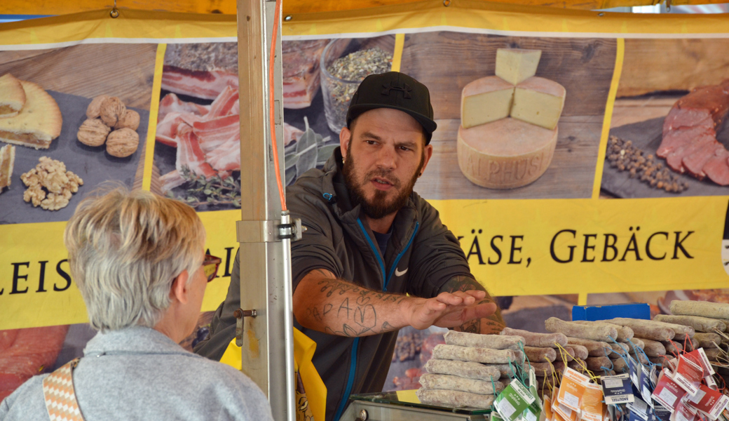 Traditionell gibt es am Herbstmarkt jede Menge Leckereien. So zum Beispiel Fleisch und Käse aus der Region.