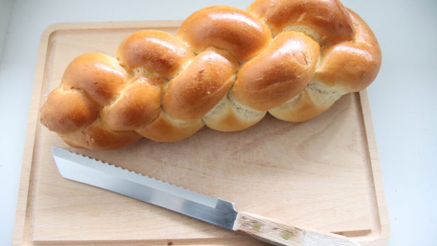  Die Herstellungskosten für den Zopf steigen weiter – jedoch wollen die Bäckereien der Region mit Preisaufschlägen für Kunden zuwarten. 