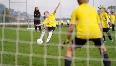 Auf dem Sportplatz Schild ist bei 50 Kindern das Fussballcampfieber ausgebrochen