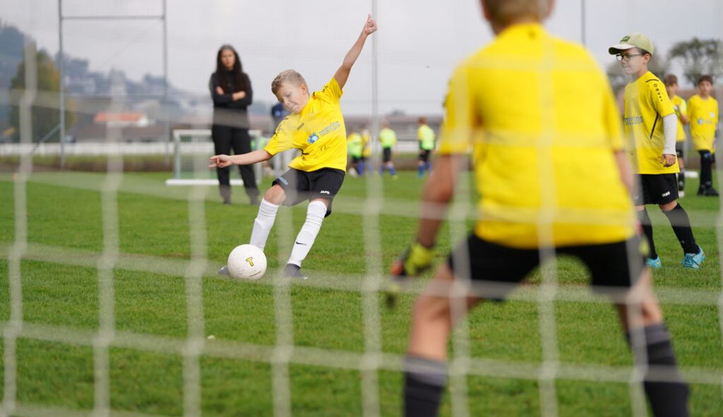 Auf dem Sportplatz Schild ist bei 50 Kindern das Fussballcampfieber ausgebrochen