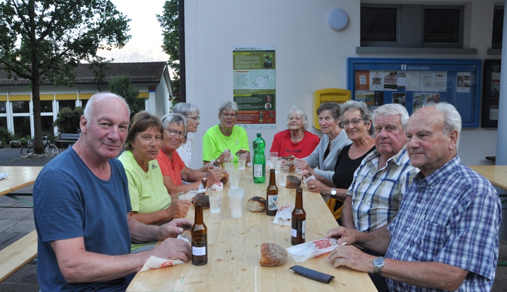 Von der Turnhalle an die Festbänke: Wurst und Getränke wurden am W&O-Stand beim Rathaus gerne genossen.