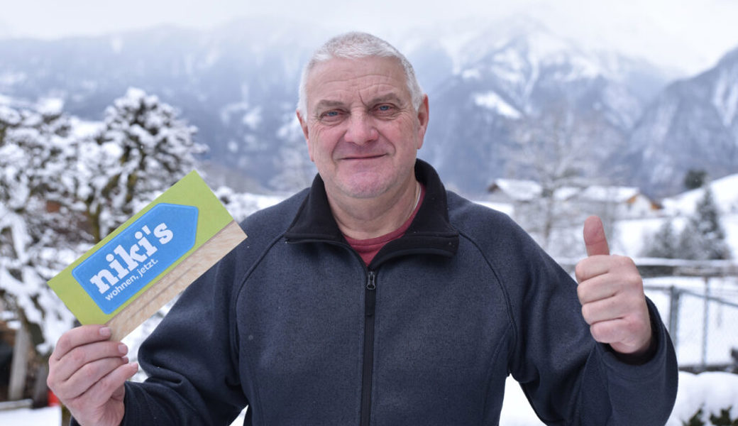  Fredy Kuratli freut sich über den Hauptpreis, einen 1000-Franken-Gutschein von Niki’s Möbelhalle. 