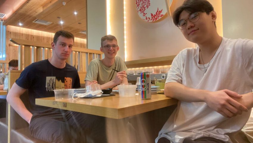  Jerome Trachsel (Buchs), Dario Ackermann (Mels) und Samuel Sutanto (Buchs) beim ersten Lunch in Kuala Lumpur (von links). 