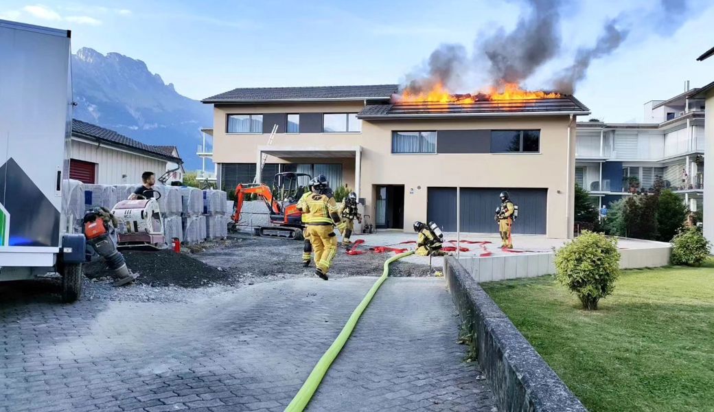 Den Einsatzkräften gelang es, den Brand rasch einzudämmen und zu löschen.