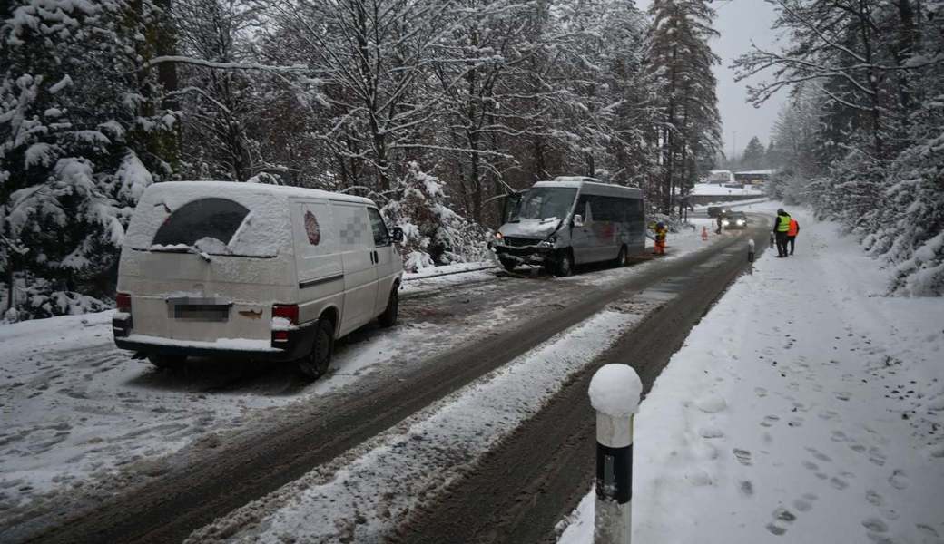 Verschiedene Fahrzeuge kamen ins Rutschen und es kam zu Unfällen. 