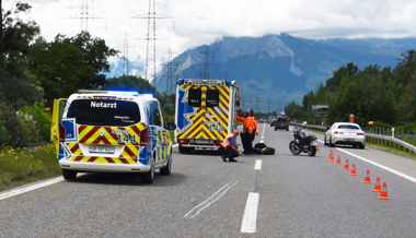 Töfffahrendes Ehepaar stürzt nach Kollision auf der Autobahn