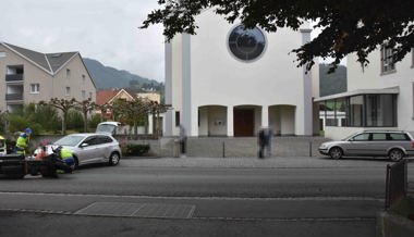 Verletzter Motorradfahrer nach Kollision mit Auto