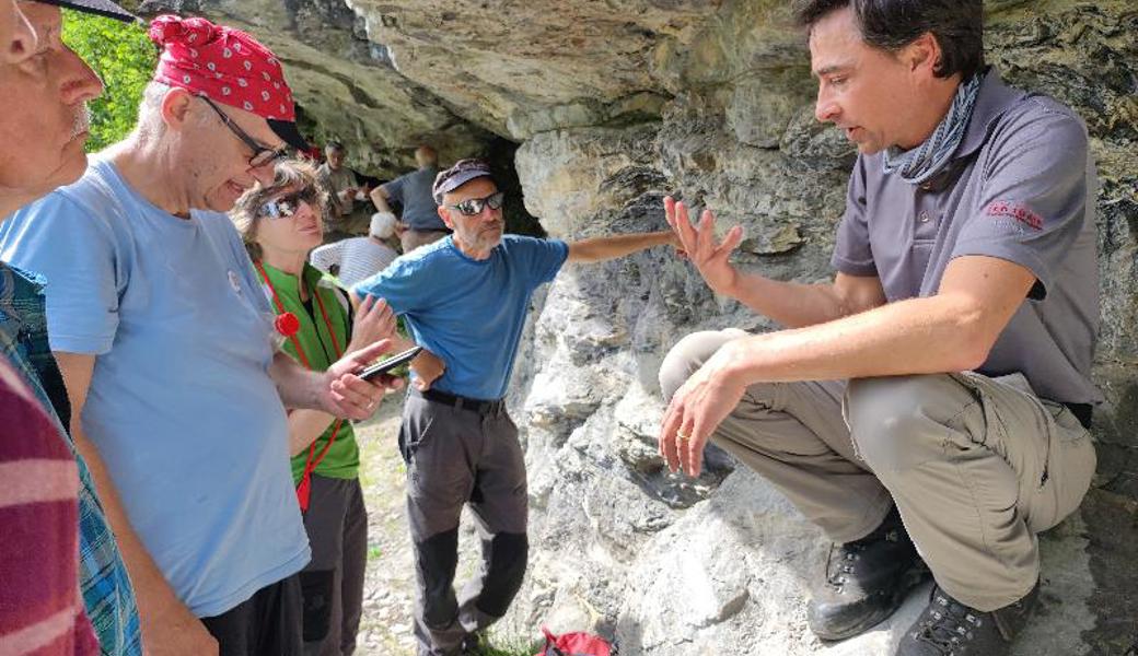 Erklärungen durch den Geologen Tobias Ibele beim Schieferbergwerk in Engi.