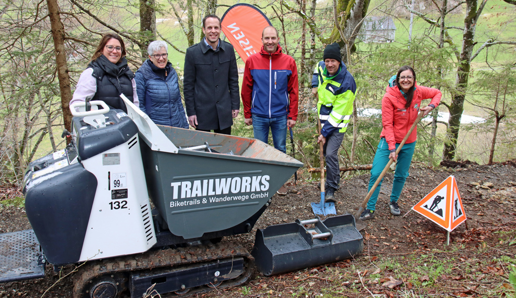 Grosse Vorfreude auf den Skills Park in Wildhaus beim Spatenstich (von links): Petra Fux (Raiffeisen Obertoggenburg), Elisabeth Bollhalder (Toggenburg Tourismus), Thomas Bleiker (Raiffeisen Obertoggenburg), Daniel Buschor (Bike Academy), Thomas Diezig (Bauamt Wildhaus-Alt St. Johann) und Sabine Walser (Bike Academy).