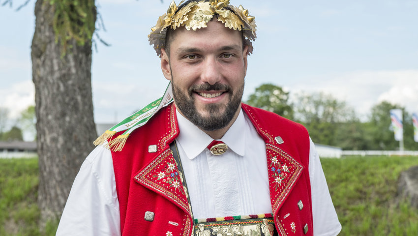 Daniel Boesch mit seinem 100. Kranz am St. Galler Kantonalschwingfest 2019.