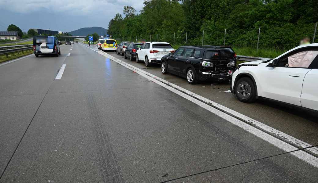 Auffahrkollision auf der Autobahn A13 mit vier beteiligten Autos. Ein Mann musste ins Spital überführt werden.