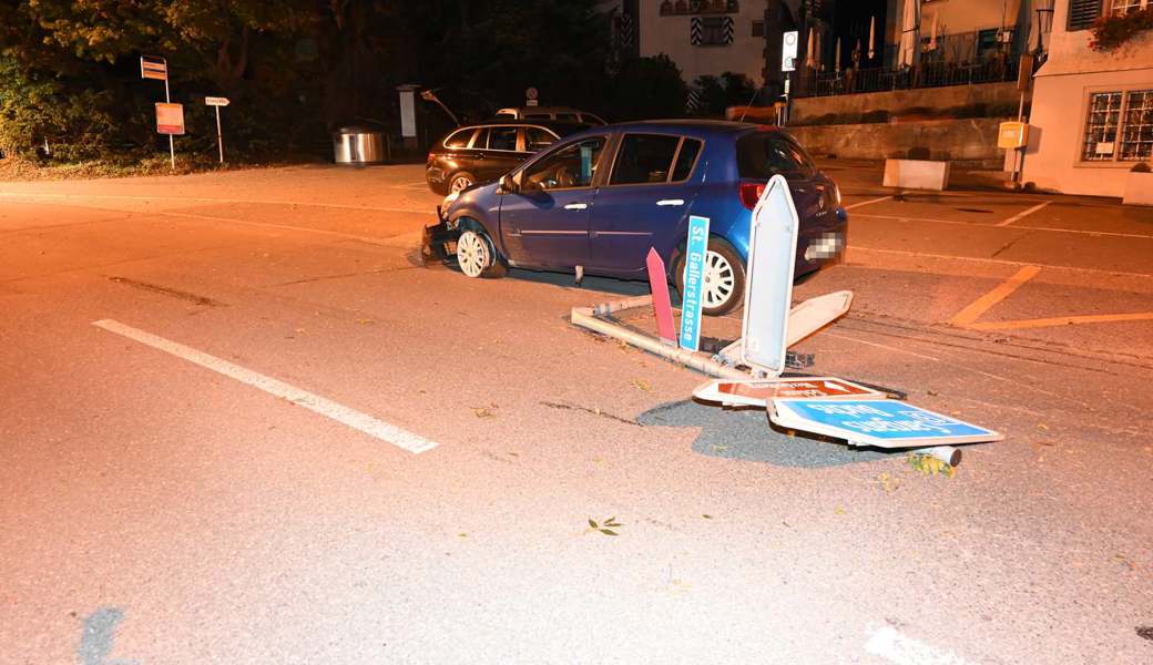 Der Mann riss mit seinem Auto die Signaltafeln mit.  