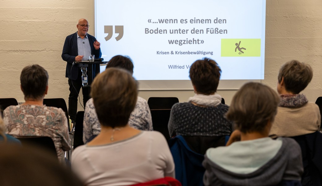 Wilfried Veeser referiert vor dem interessierten Publikum im Papierhof.